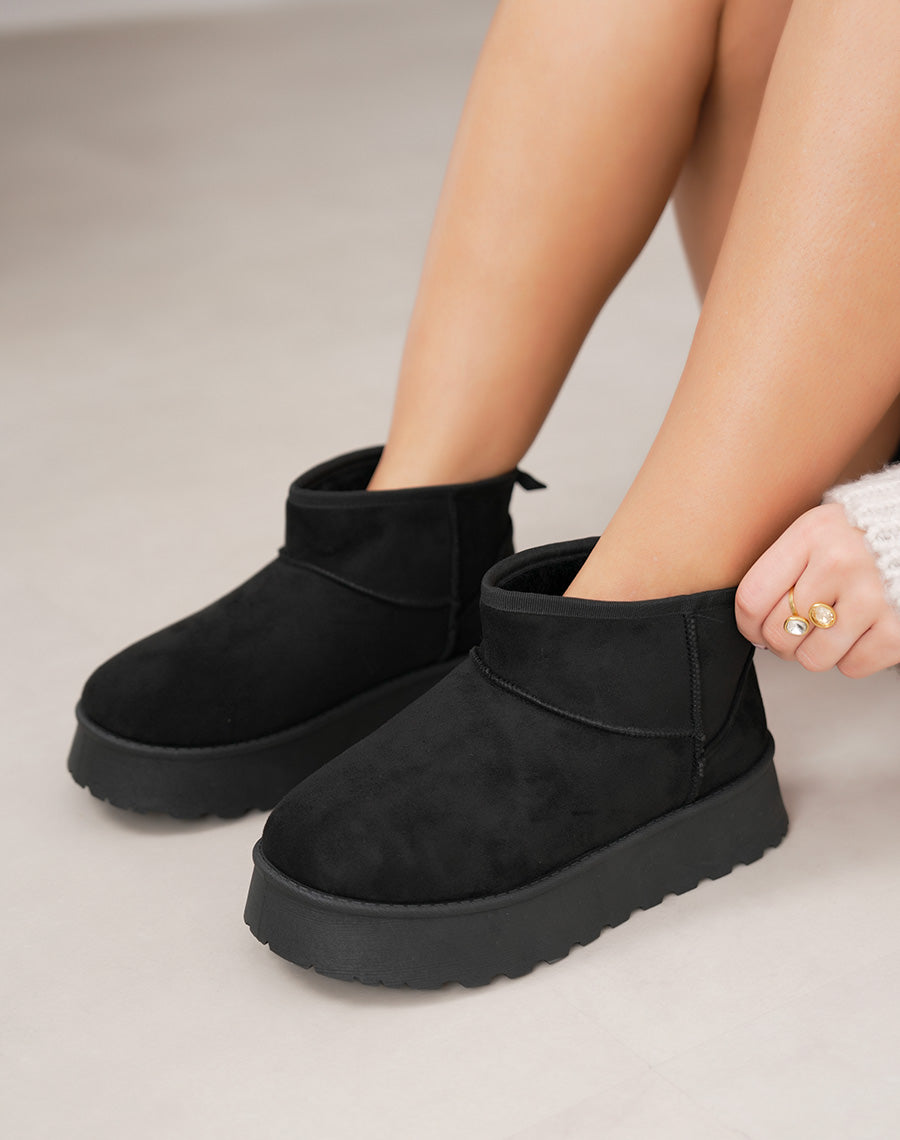 Bottines basses noires en suédine à plateforme fourrées