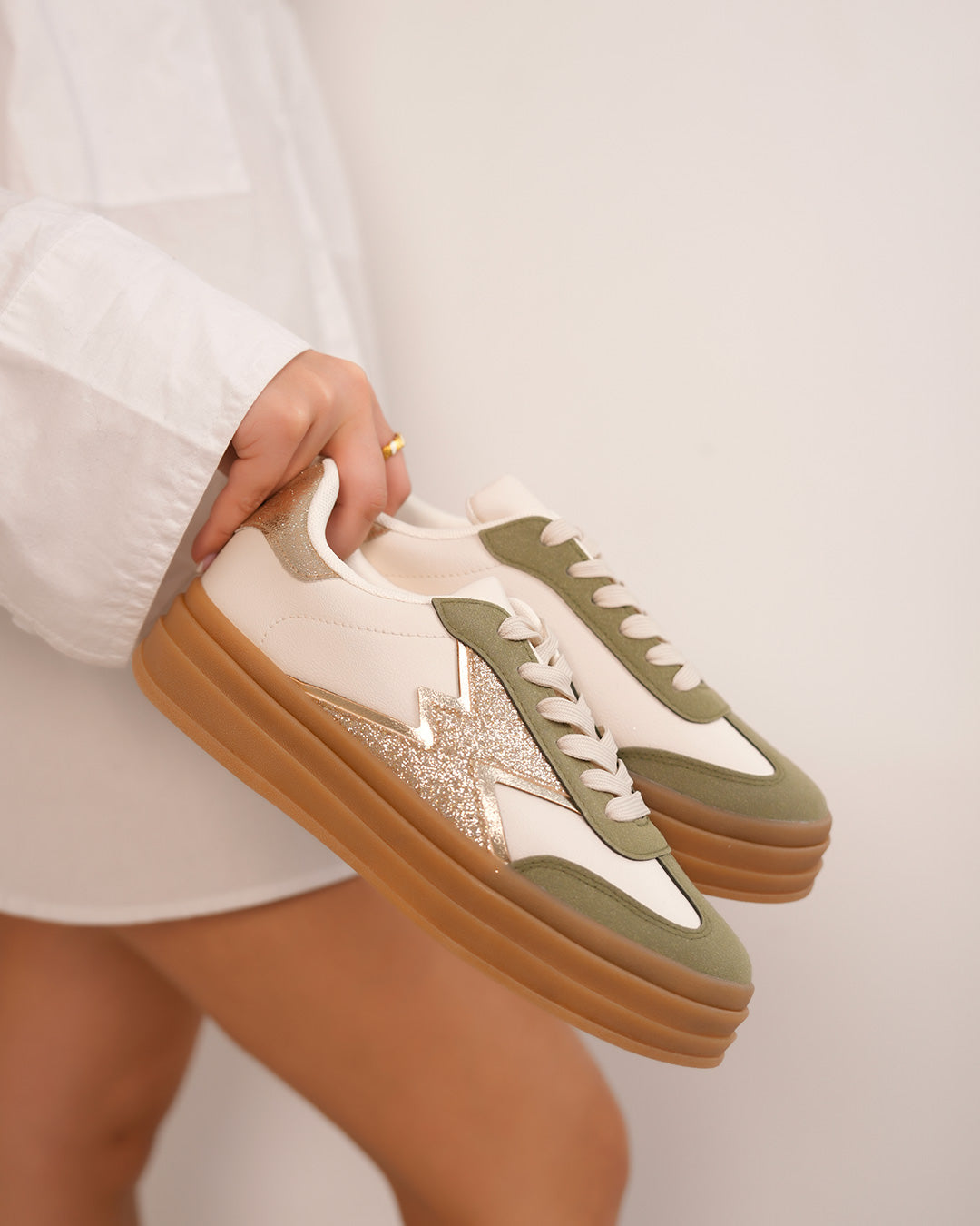 Basket femme beige avec empiècements kaki et doré pailleté