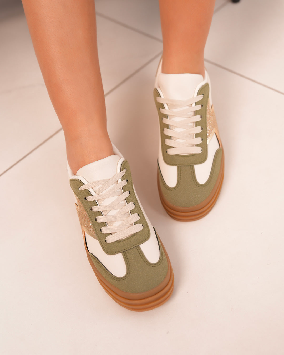 Basket femme beige avec empiècements kaki et doré pailleté