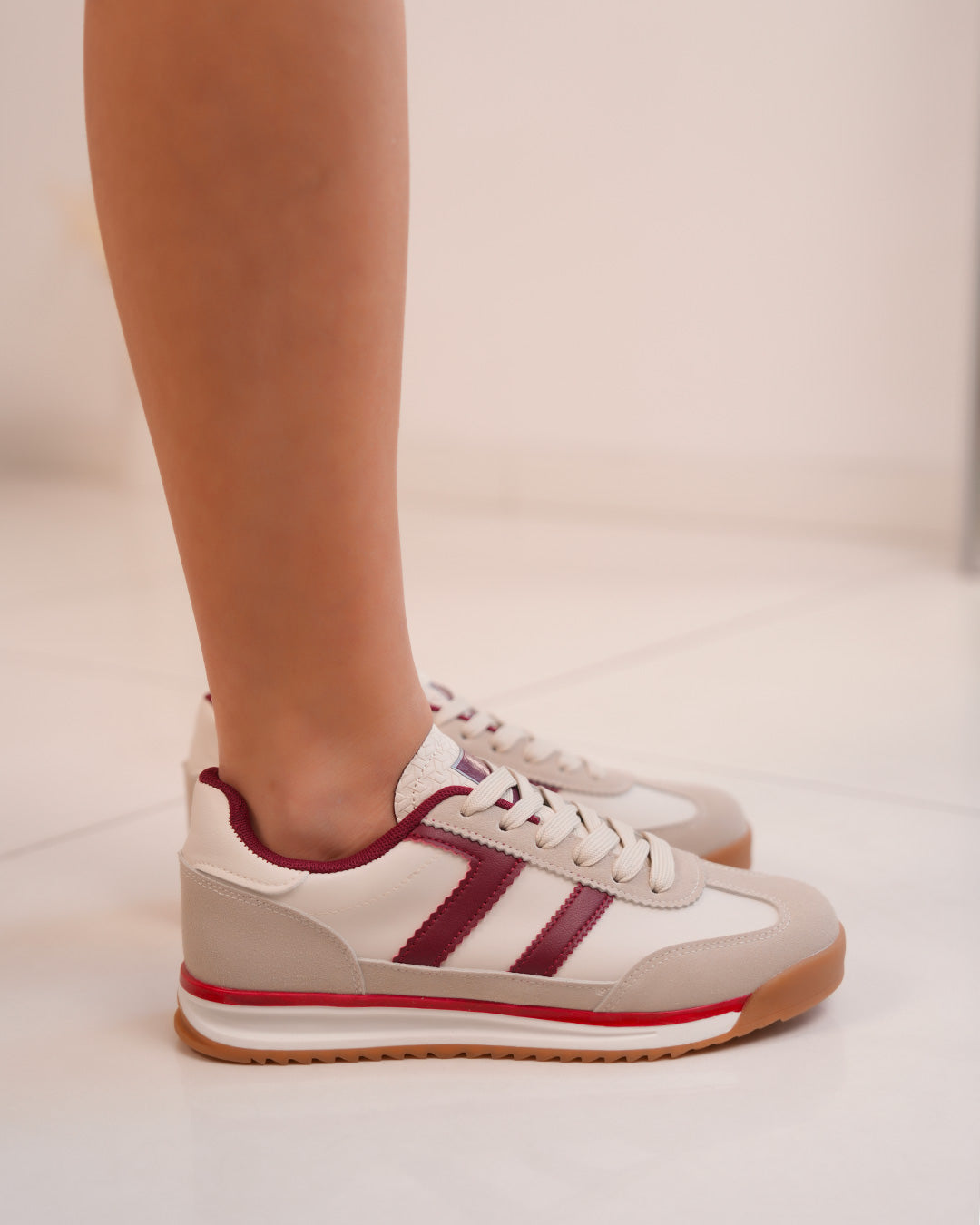 Basket femme beige et bordeaux avec rayures latérales