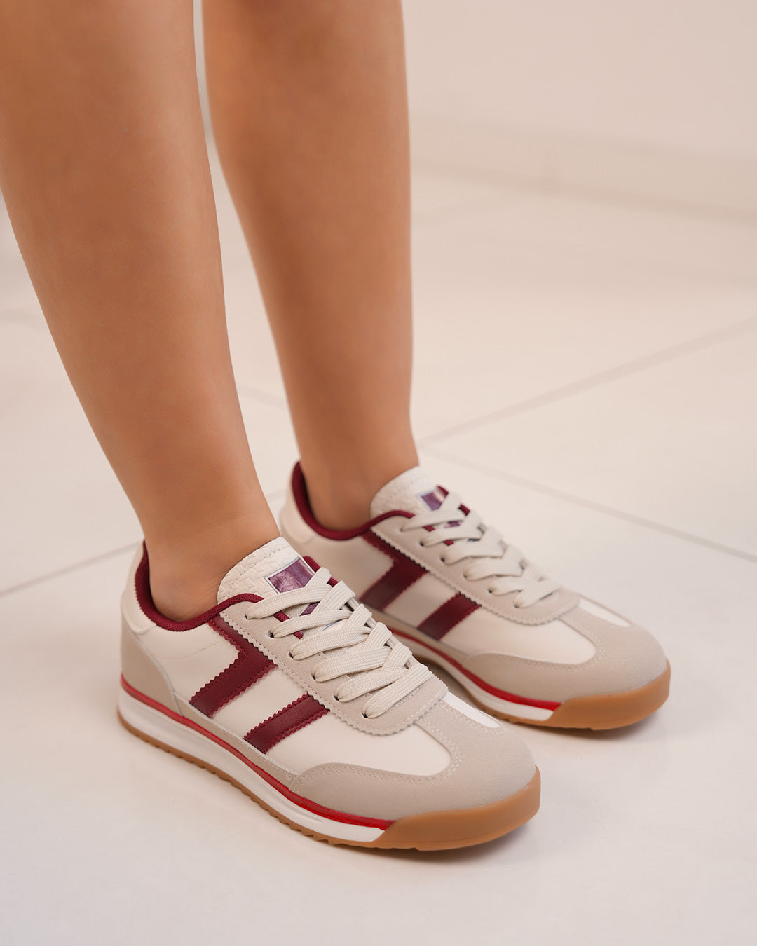 Basket femme beige et bordeaux avec rayures latérales