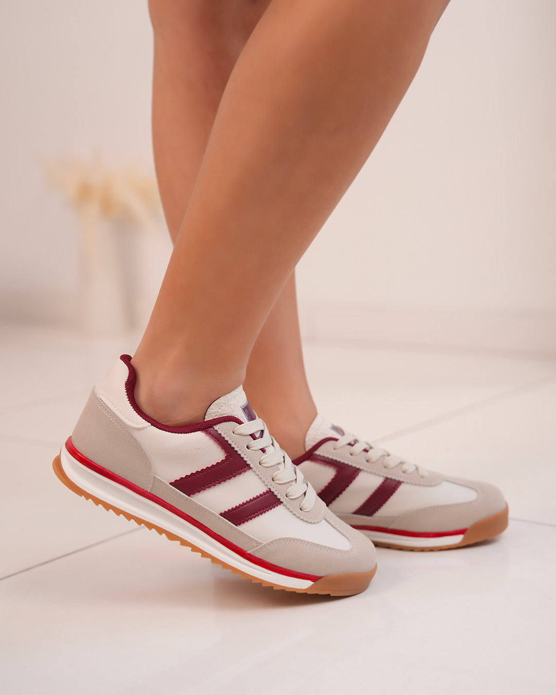 Basket femme beige et bordeaux avec rayures latérales