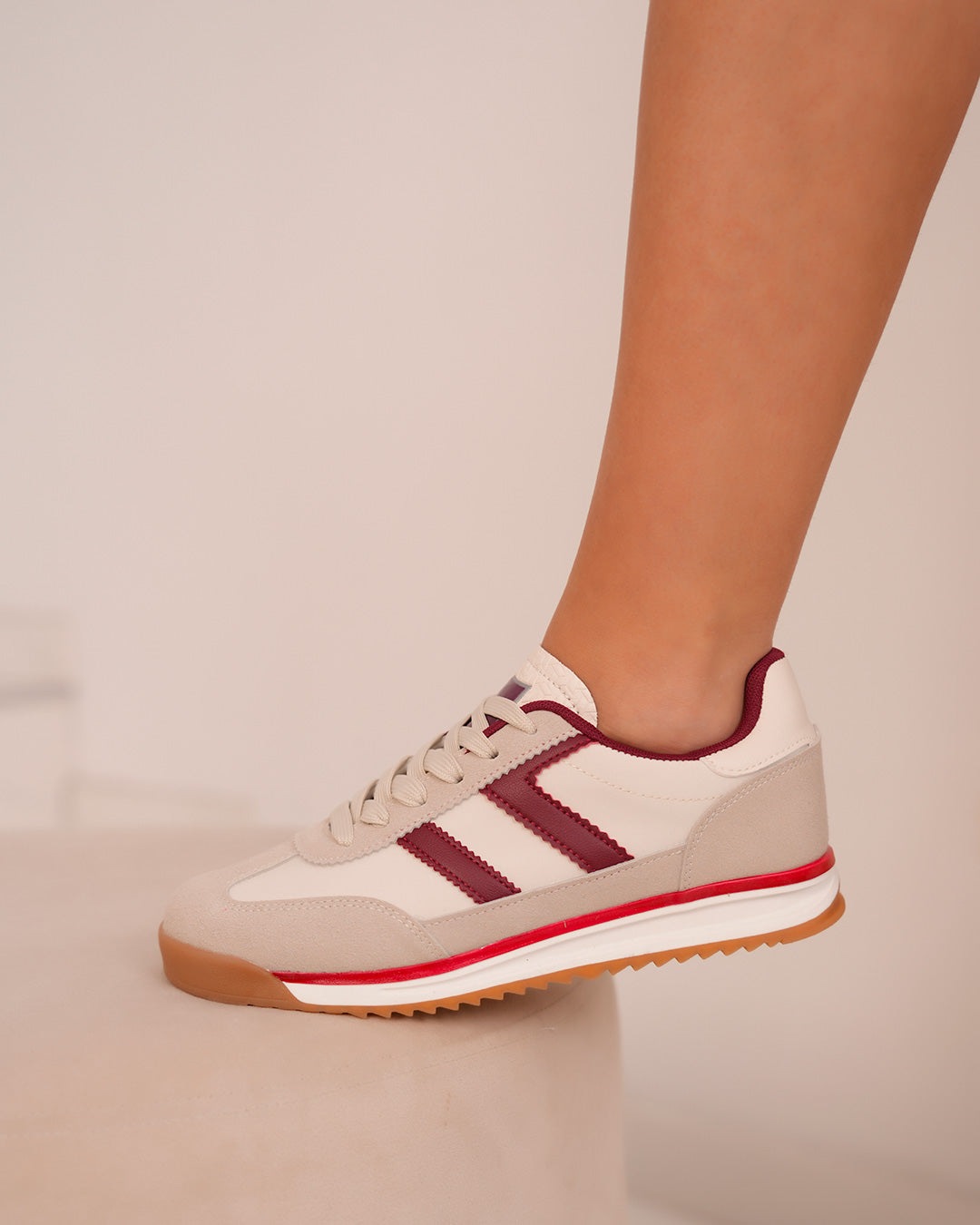 Basket femme beige et bordeaux avec rayures latérales