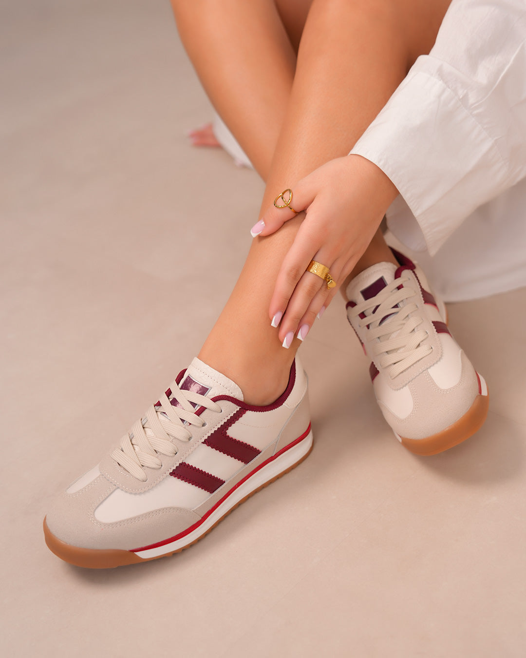 Basket femme beige et bordeaux avec rayures latérales
