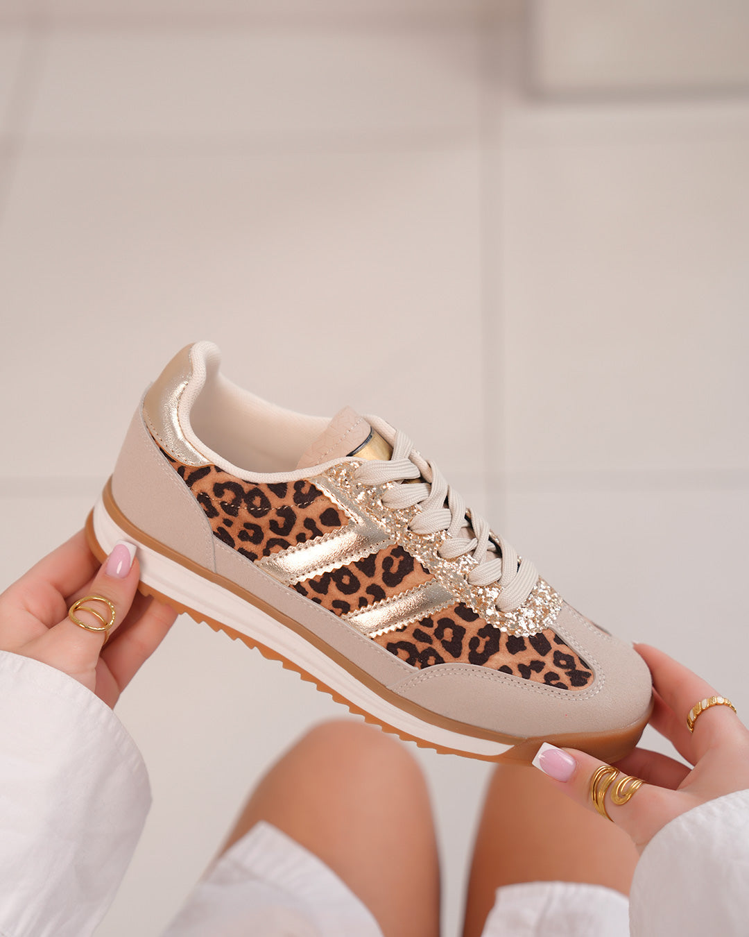 Basket femme beige à empiècements léopard et doré