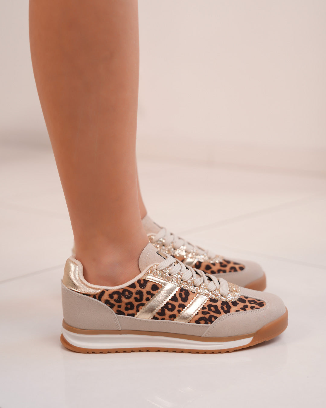 Basket femme beige à empiècements léopard et doré