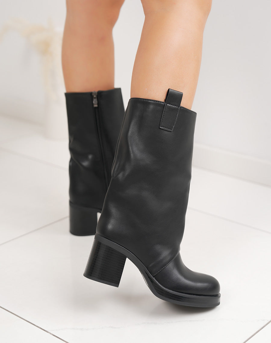 Bottines hautes noires à bout rond et talon épais