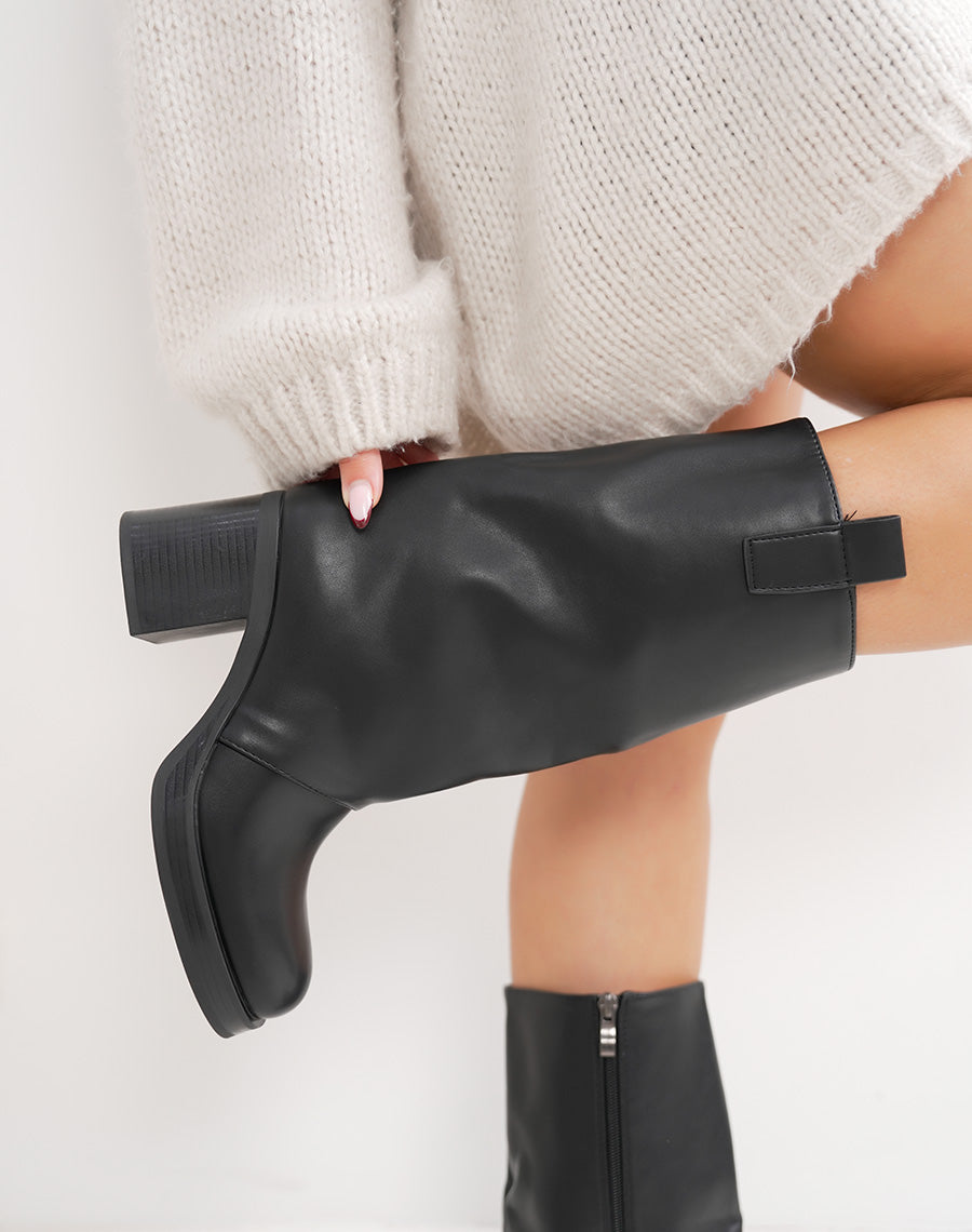 Bottines hautes noires à bout rond et talon épais