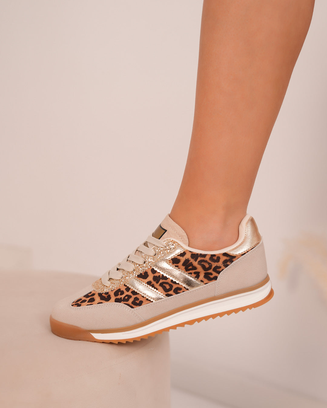 Basket femme beige à empiècements léopard et doré
