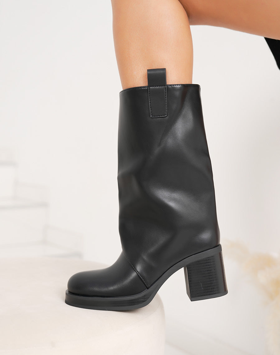 Bottines hautes noires à bout rond et talon épais