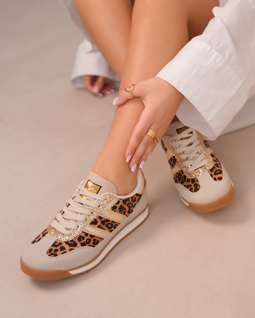 Basket femme beige à empiècements léopard et doré