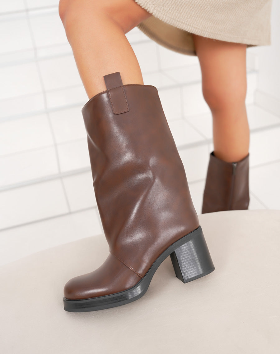 Bottines hautes marron à bout rond et talon épais
