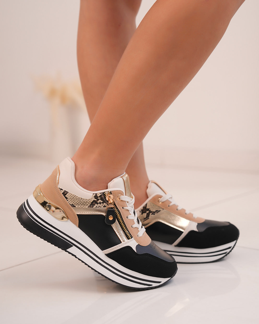 Baskets femme noires et dorées avec effet serpent et fermeture zip