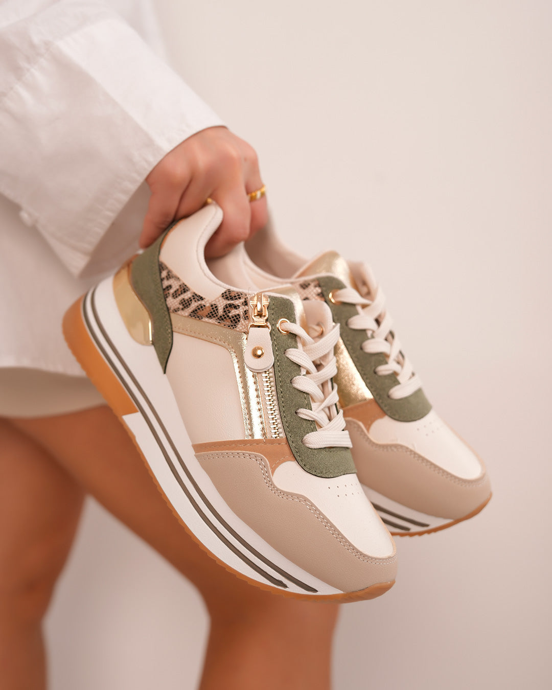 Basket femme verte et beige tendance avec détails léopard et dorés