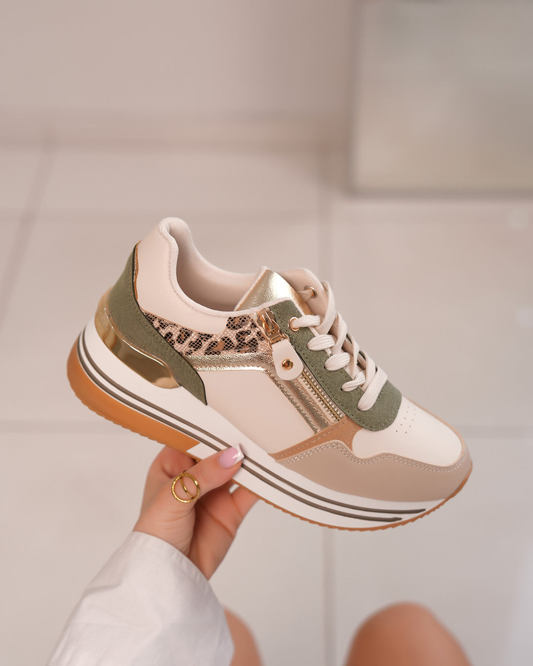 Basket femme verte et beige tendance avec détails léopard et dorés