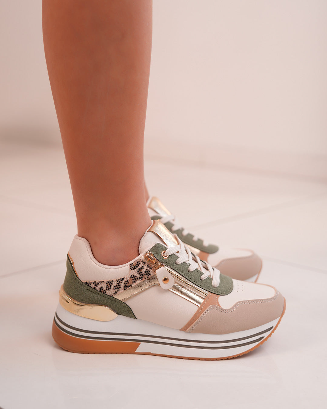 Basket femme verte et beige tendance avec détails léopard et dorés