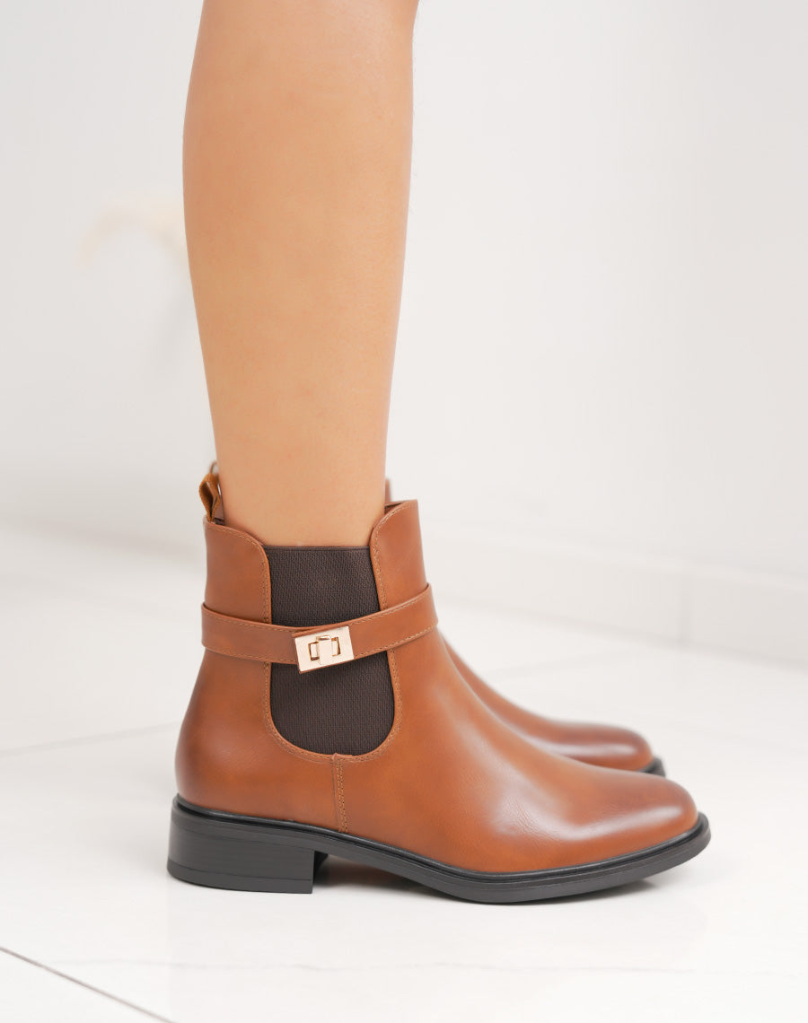 Bottines camel chelsea avec boucle dorée décorative