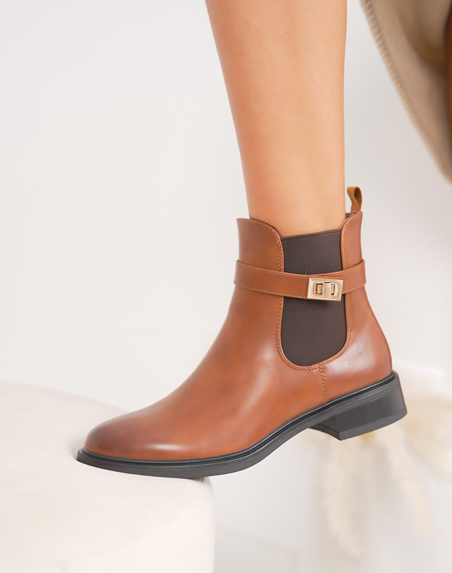 Bottines camel chelsea avec boucle dorée décorative