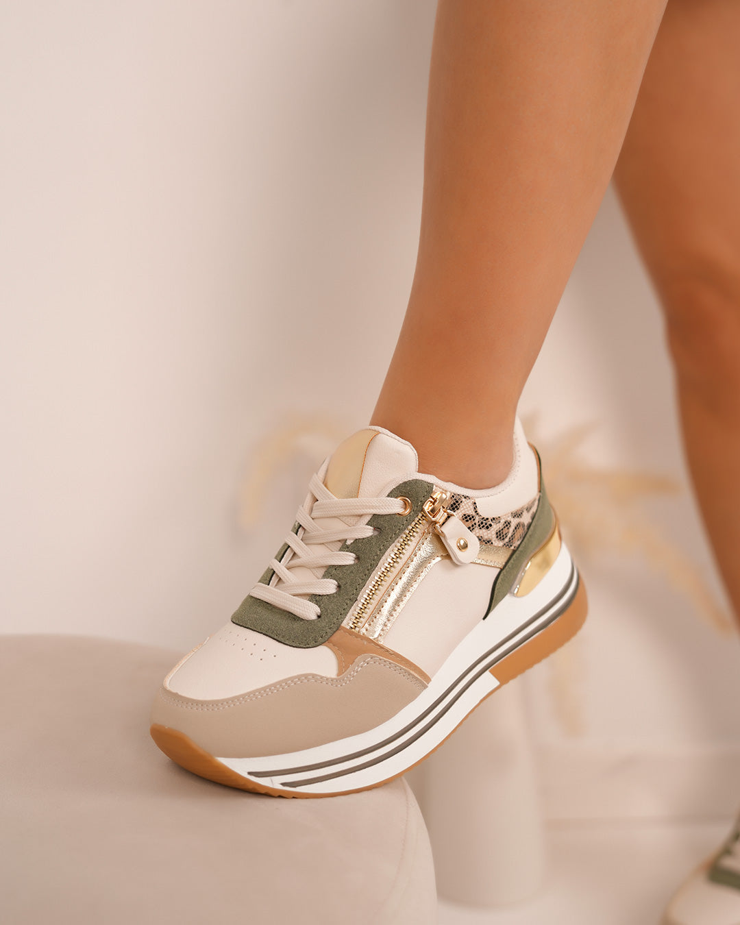 Basket femme verte et beige tendance avec détails léopard et dorés