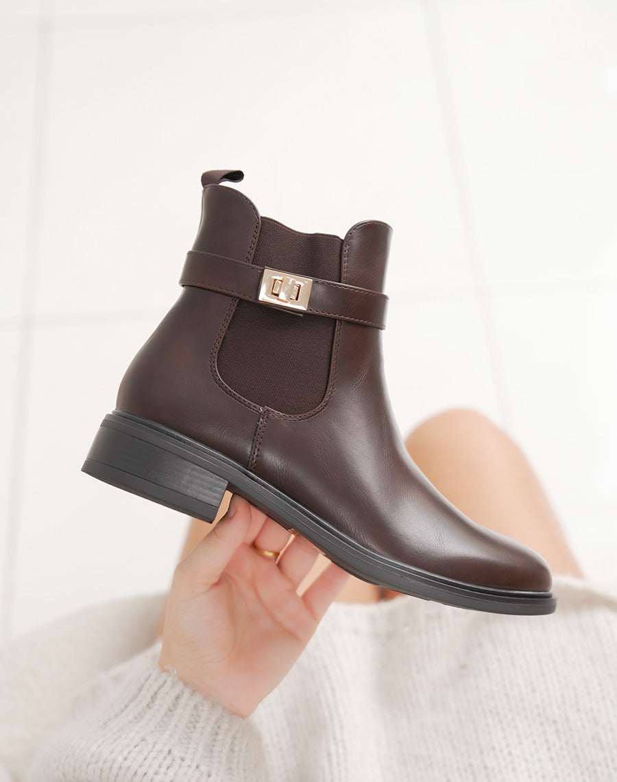 Bottines marron chelsea avec boucle dorée décorative