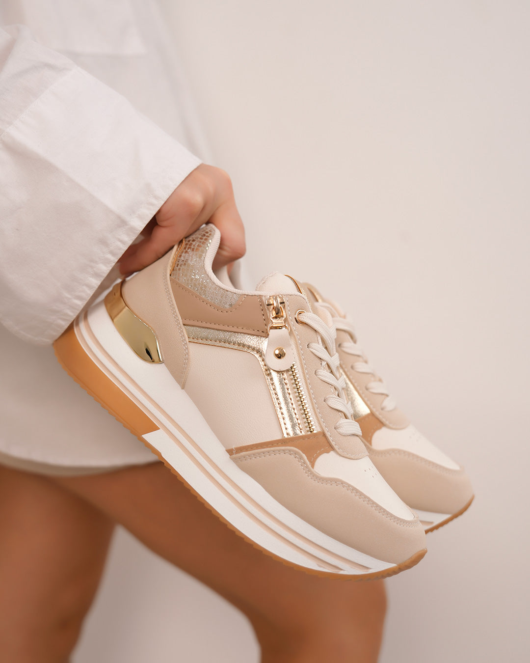 Basket femme beige tendance avec détails dorés et effet serpent