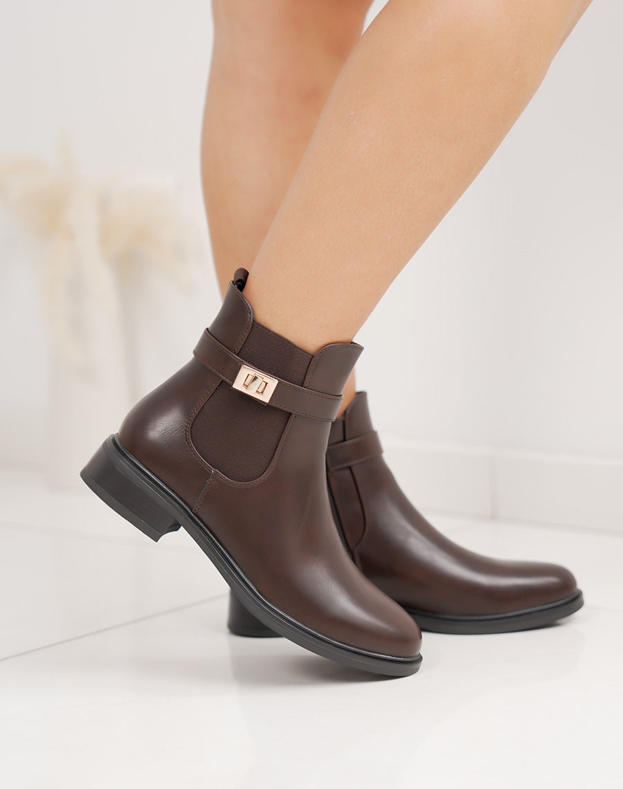 Bottines marron chelsea avec boucle dorée décorative