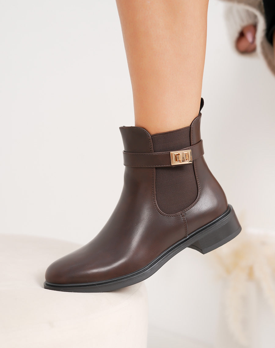 Bottines marron chelsea avec boucle dorée décorative