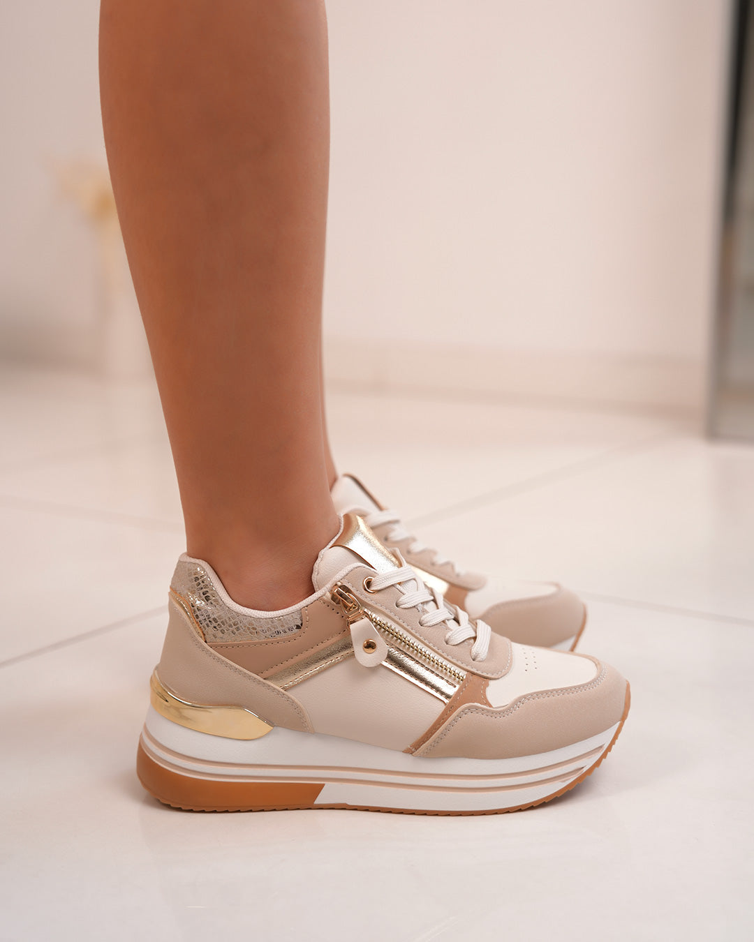 Basket femme beige tendance avec détails dorés et effet serpent