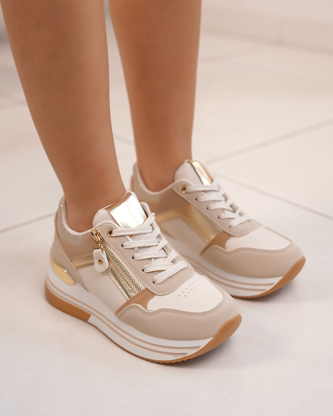 Basket femme beige tendance avec détails dorés et effet serpent