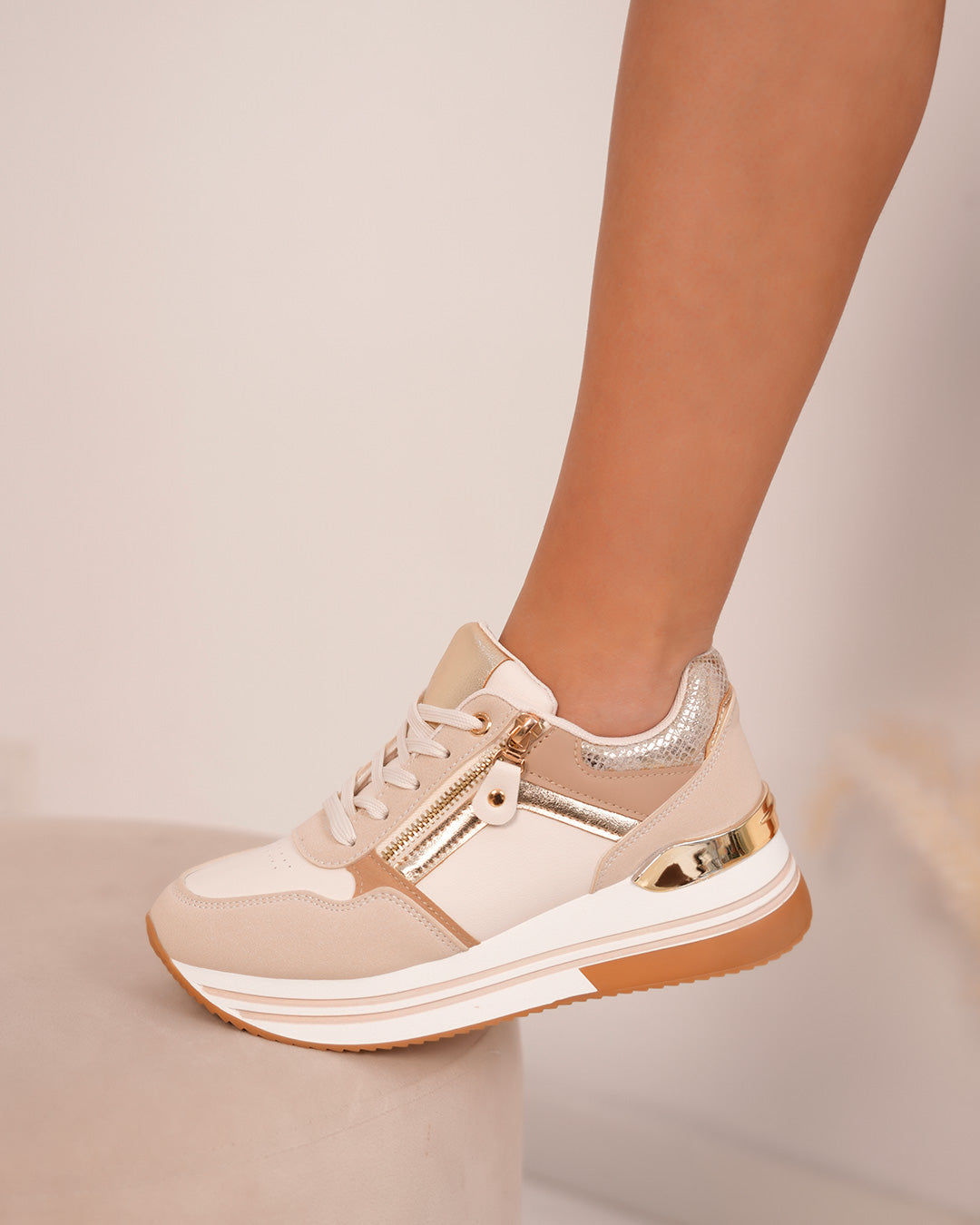 Basket femme beige tendance avec détails dorés et effet serpent