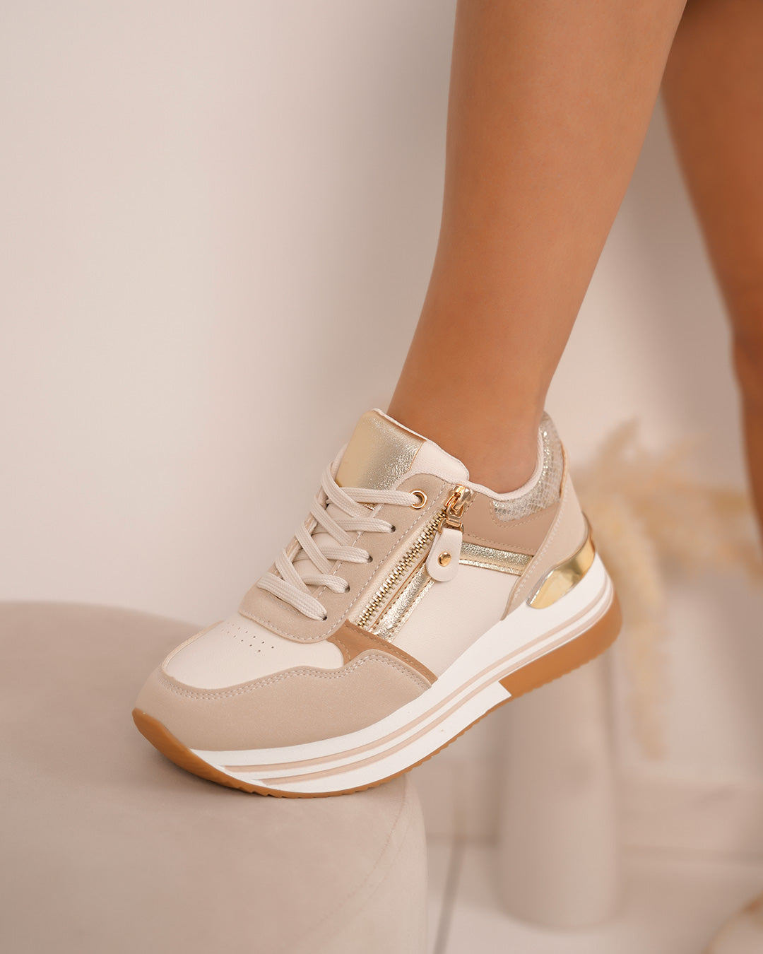 Basket femme beige tendance avec détails dorés et effet serpent