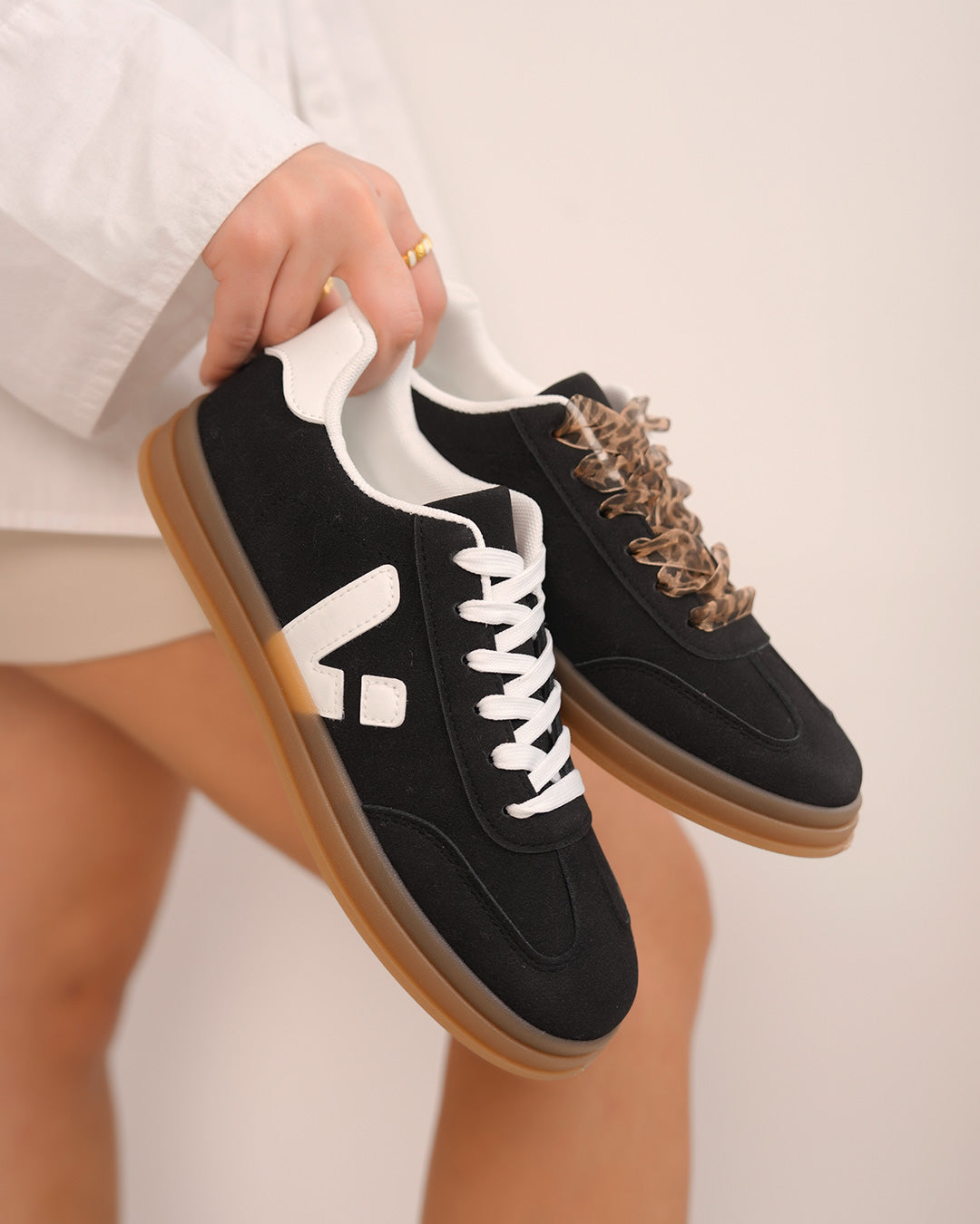 Basket femme noire en suédine avec détails blancs et semelle marron