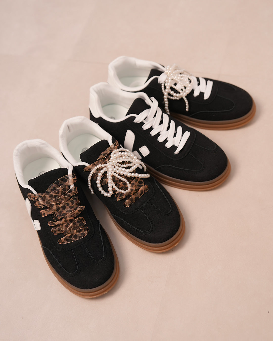 Basket femme noire en suédine avec détails blancs et semelle marron