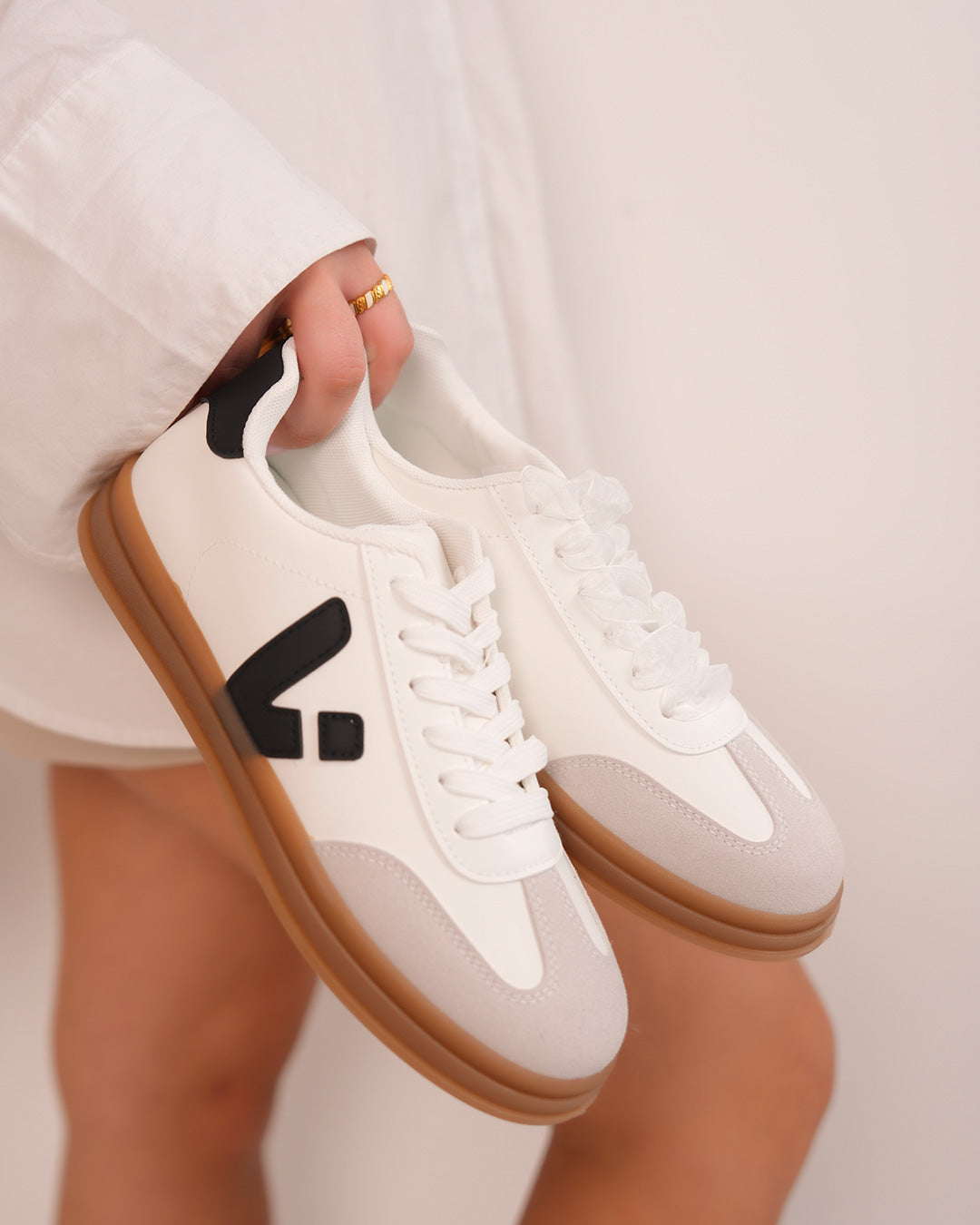 Basket femme blanche avec détails noirs et semelle marron