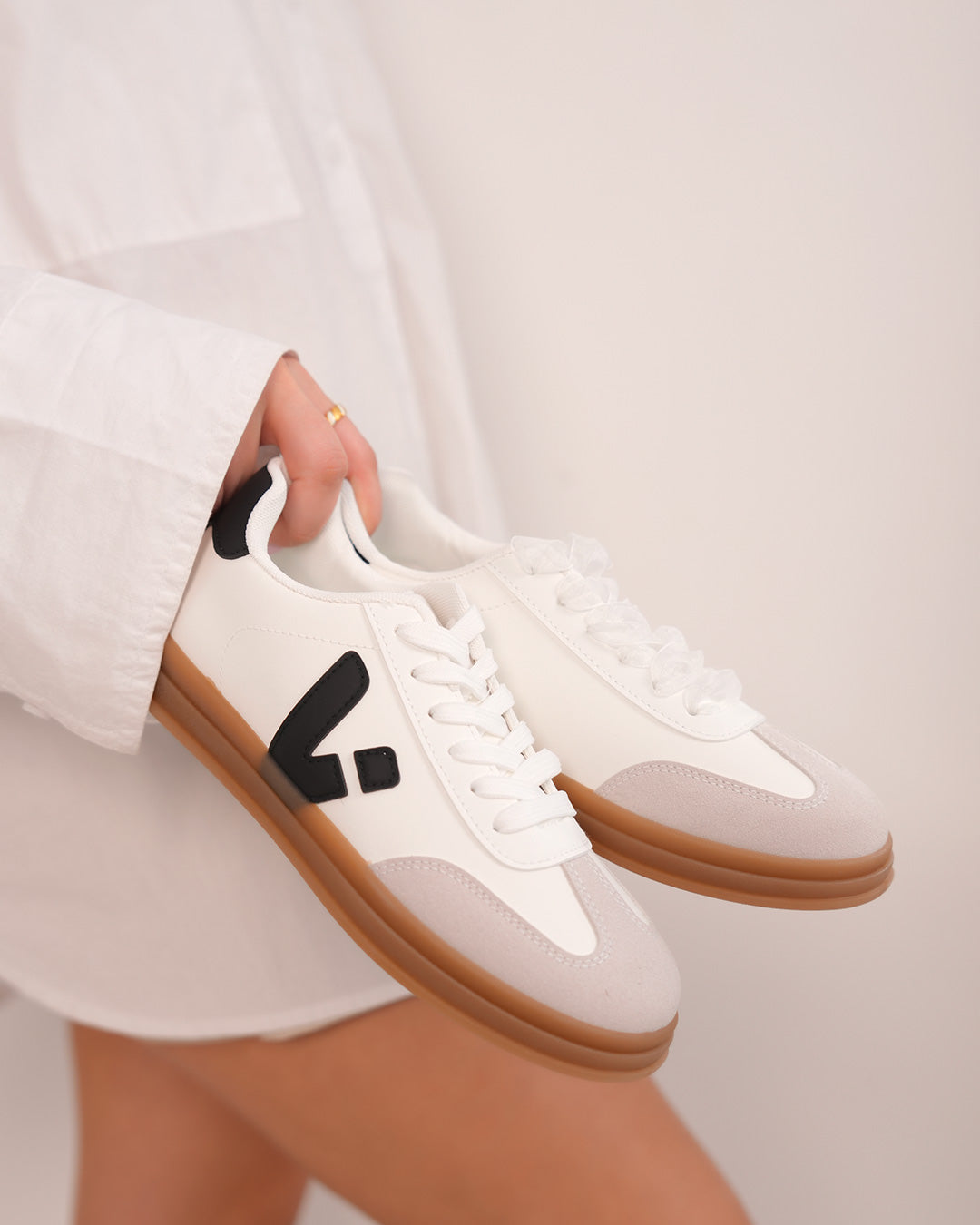 Basket femme blanche avec détails noirs et semelle marron