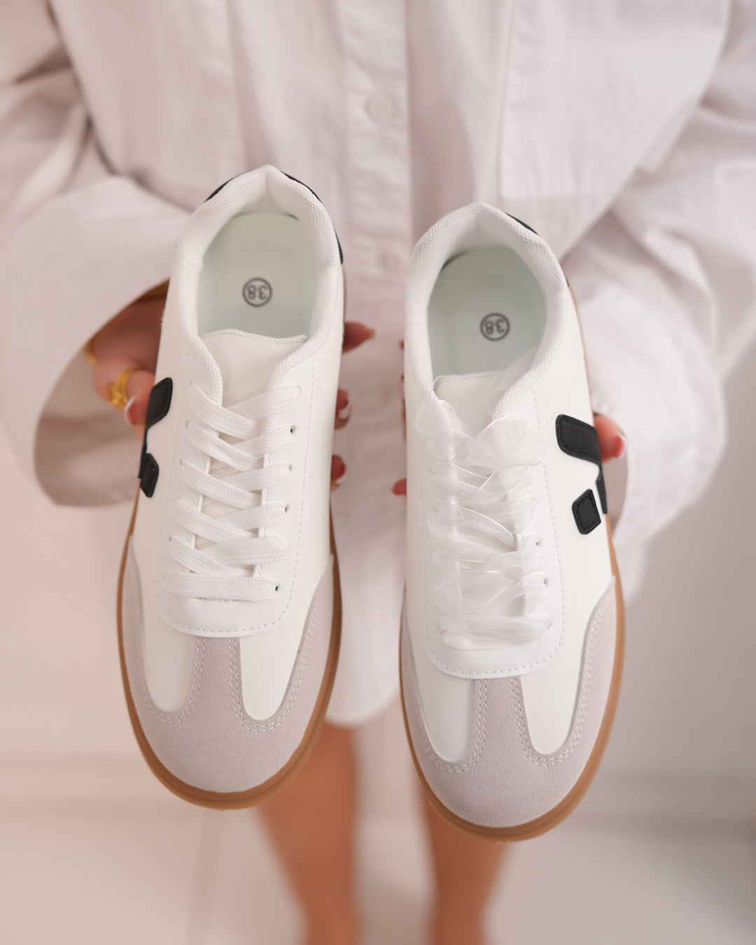 Basket femme blanche avec détails noirs et semelle marron