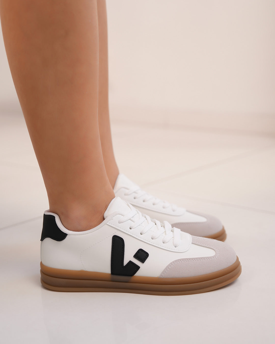 Basket femme blanche avec détails noirs et semelle marron