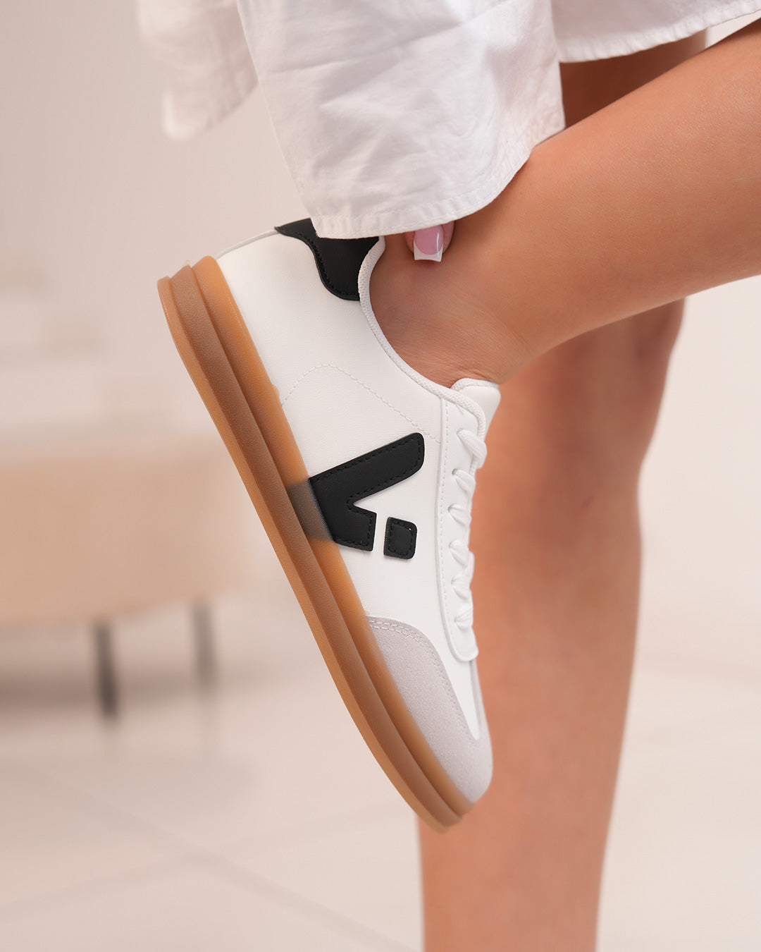 Basket femme blanche avec détails noirs et semelle marron