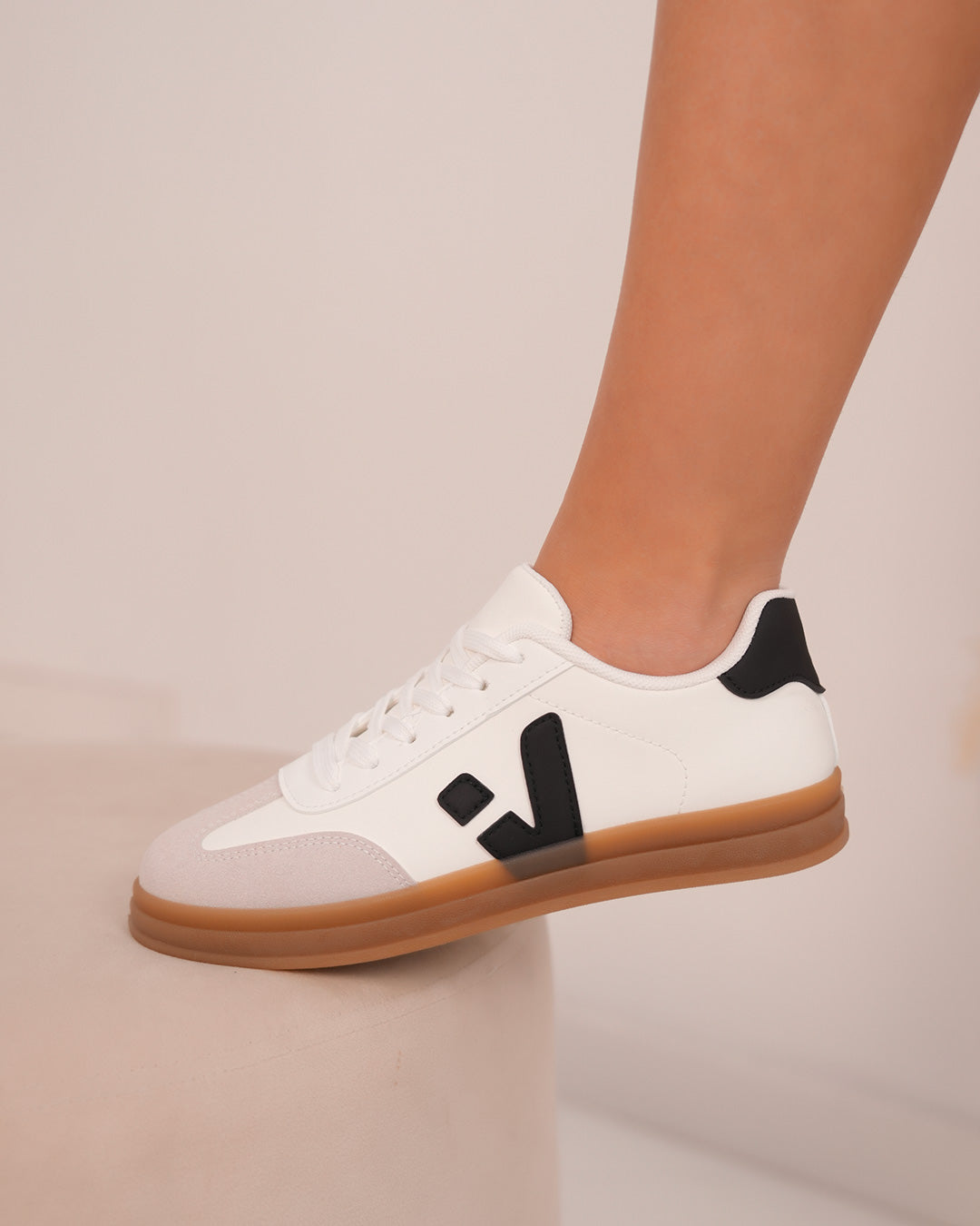 Basket femme blanche avec détails noirs et semelle marron