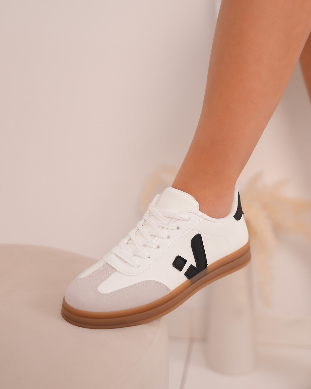 Basket femme blanche avec détails noirs et semelle marron