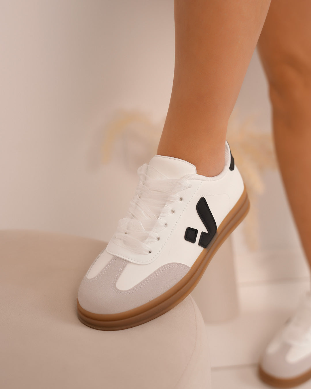 Basket femme blanche avec détails noirs et semelle marron