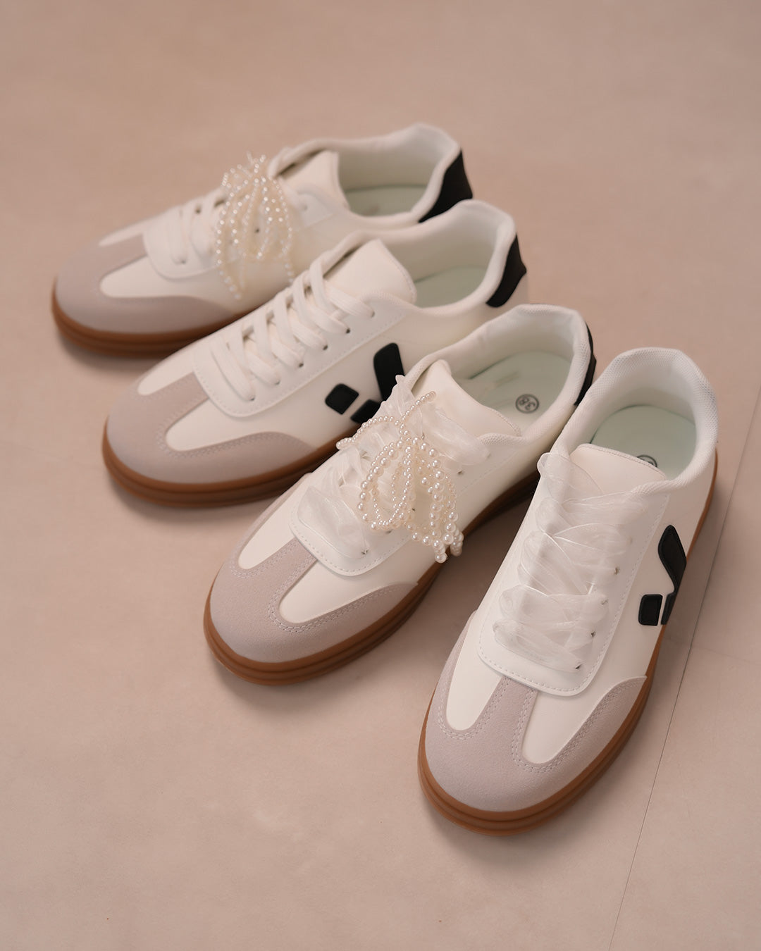 Basket femme blanche avec détails noirs et semelle marron
