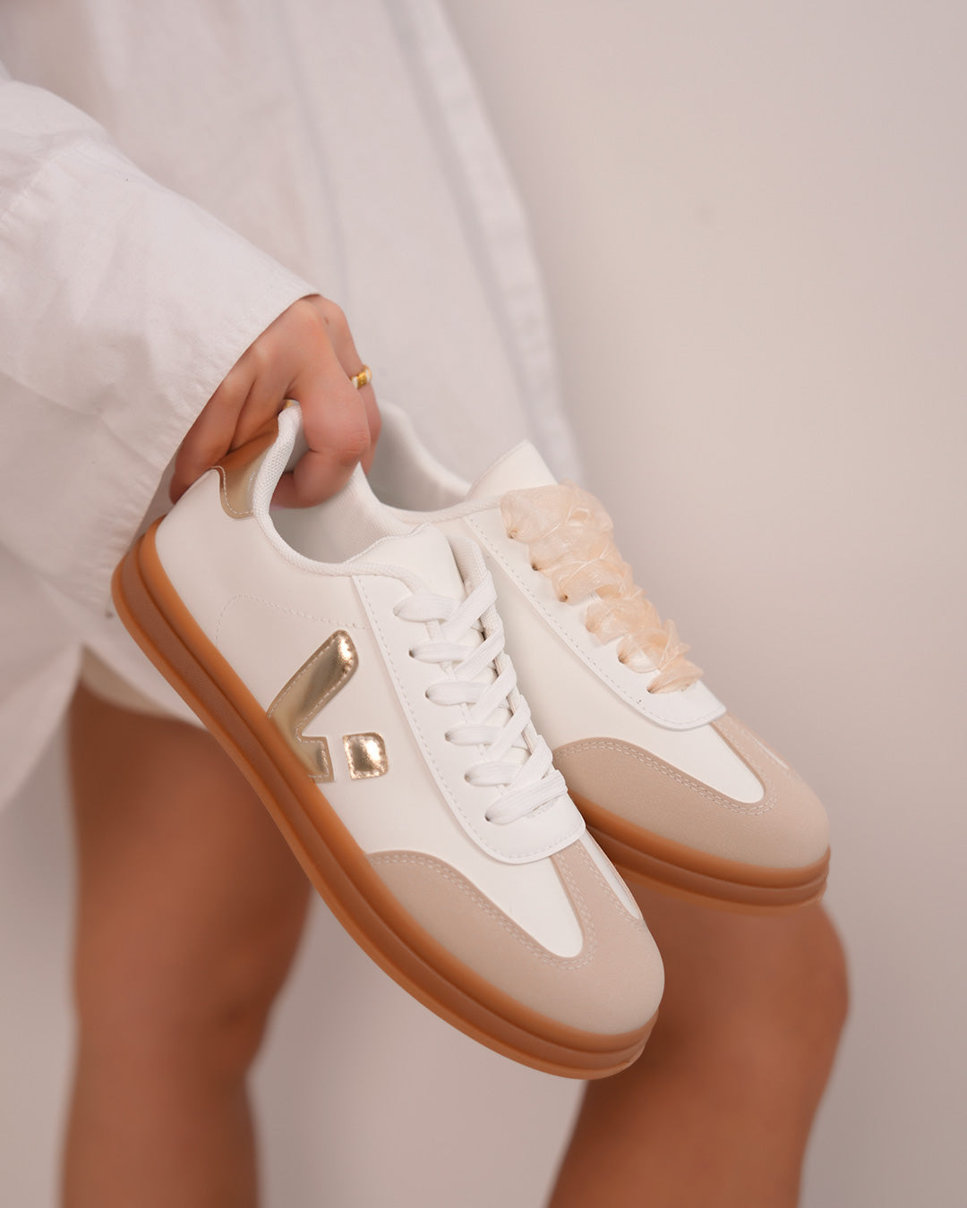 Basket femme blanche avec détails dorés et semelle marron