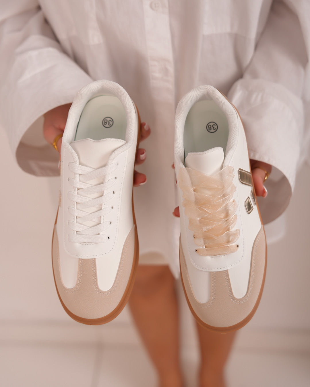 Basket femme blanche avec détails dorés et semelle marron
