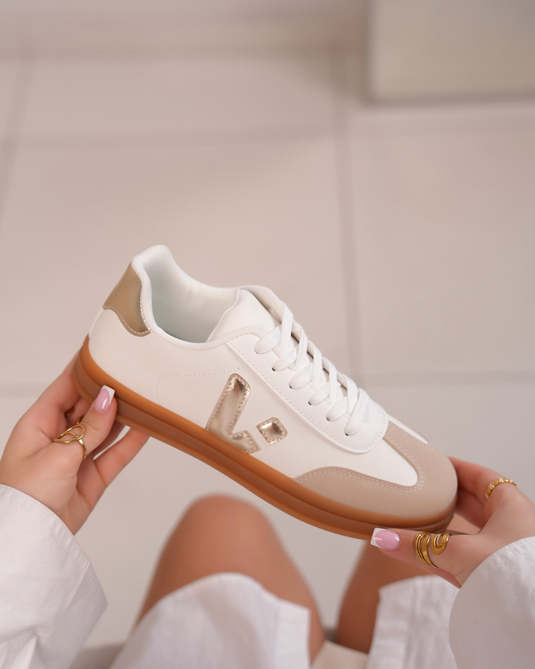 Basket femme blanche avec détails dorés et semelle marron