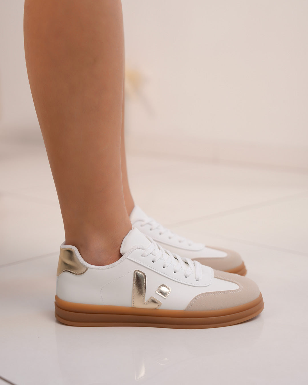Basket femme blanche avec détails dorés et semelle marron