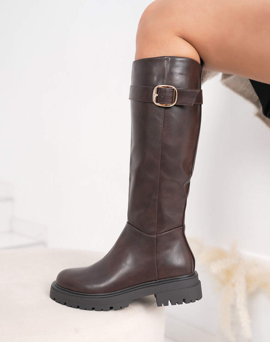 Bottes femme marron style cavalière confortables avec boucle dorée et semelle crantée