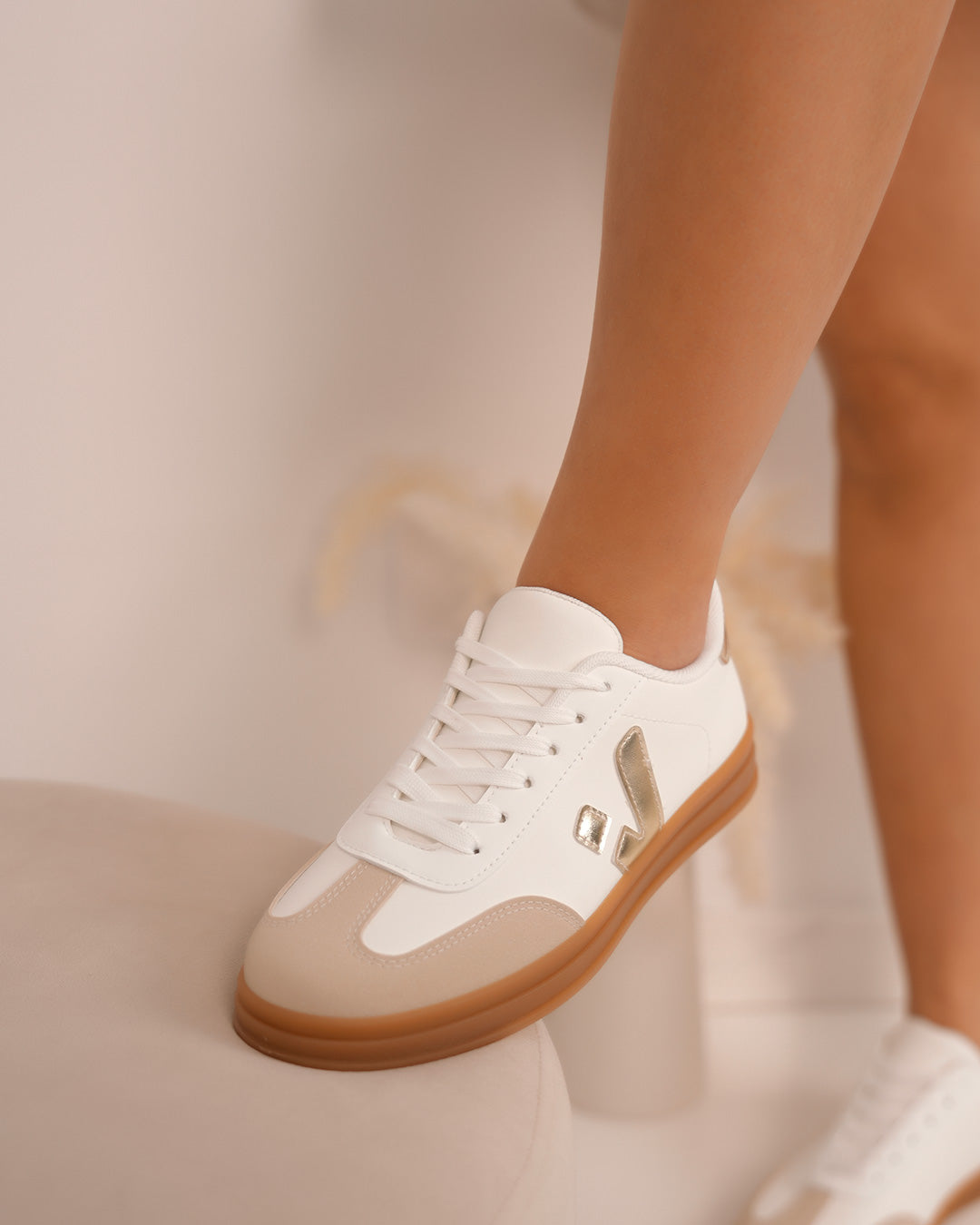 Basket femme blanche avec détails dorés et semelle marron