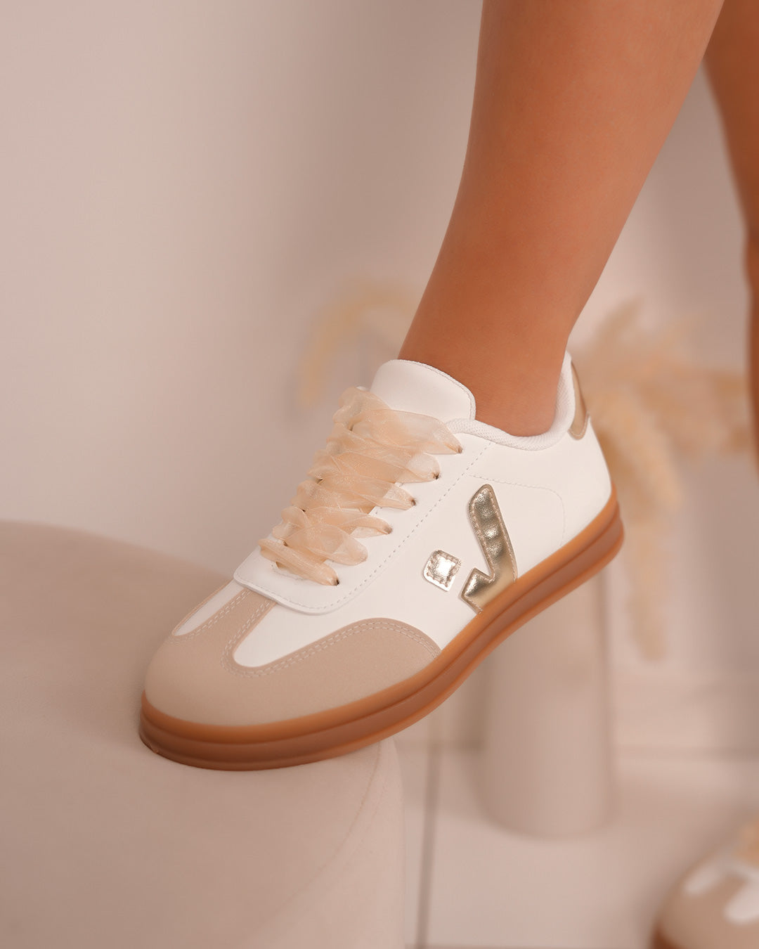 Basket femme blanche avec détails dorés et semelle marron