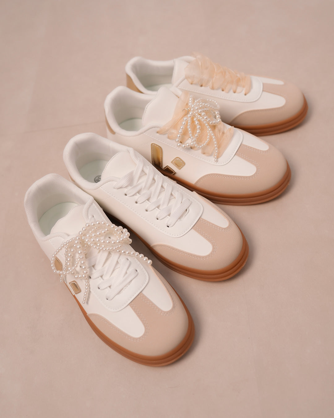 Basket femme blanche avec détails dorés et semelle marron